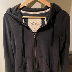 hollister hoodie  - svart hoodie i sammet från hollister. jättefint skick. storlek m men passar mig som har xs/s 💕