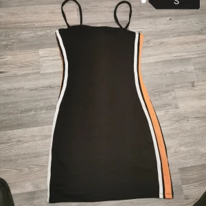 Klänning S - Kan mötas upp men även skicka mot frakt kostnad 🥰 samfraktar givetvis 🥰 