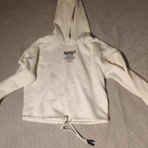 Nasa vit Hoodie  - Man kan göra den kortare.
