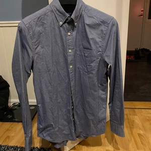 Snygg GANT skjorta - Säljer en snygg GANT skjorta i stlk S. Den är knappt använd så den är nästan som ny. Jag står inte för postens slarv.