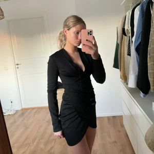 Klänning från Nelly  - Supersnygg klänning från Nelly. Köpt förra året. Använd 2 gånger. Nyskick 