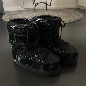 (INTRESSEKOLL). Säljer nu mina fina glittriga ”moon boots” som kommer ifrån Ella Cruz✨ Vid intresse hör av dig annars sker budgivningen i kommentarerna.😊
