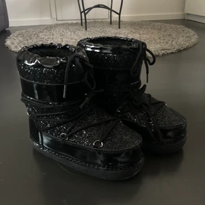 Ella Cruz Boots  - (INTRESSEKOLL). Säljer nu mina fina glittriga ”moon boots” som kommer ifrån Ella Cruz✨ Vid intresse hör av dig annars sker budgivningen i kommentarerna.😊