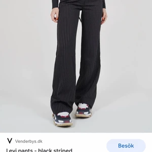 Venderbys Kostymbyxor  - Helt nya randiga Levi pants från Venderbys. Storlek S. Köpta för ca 600kr