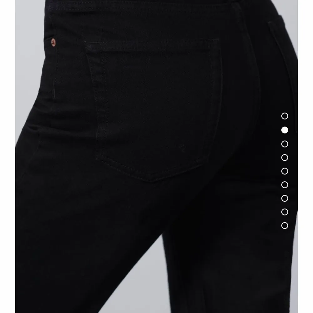 Säljer dessa snygga svarta jeans från Zara med slit, I NYTT SKICK!!! Kontakta vid intresse💙 angiven frakt är ej riktigt . Jeans & Byxor.