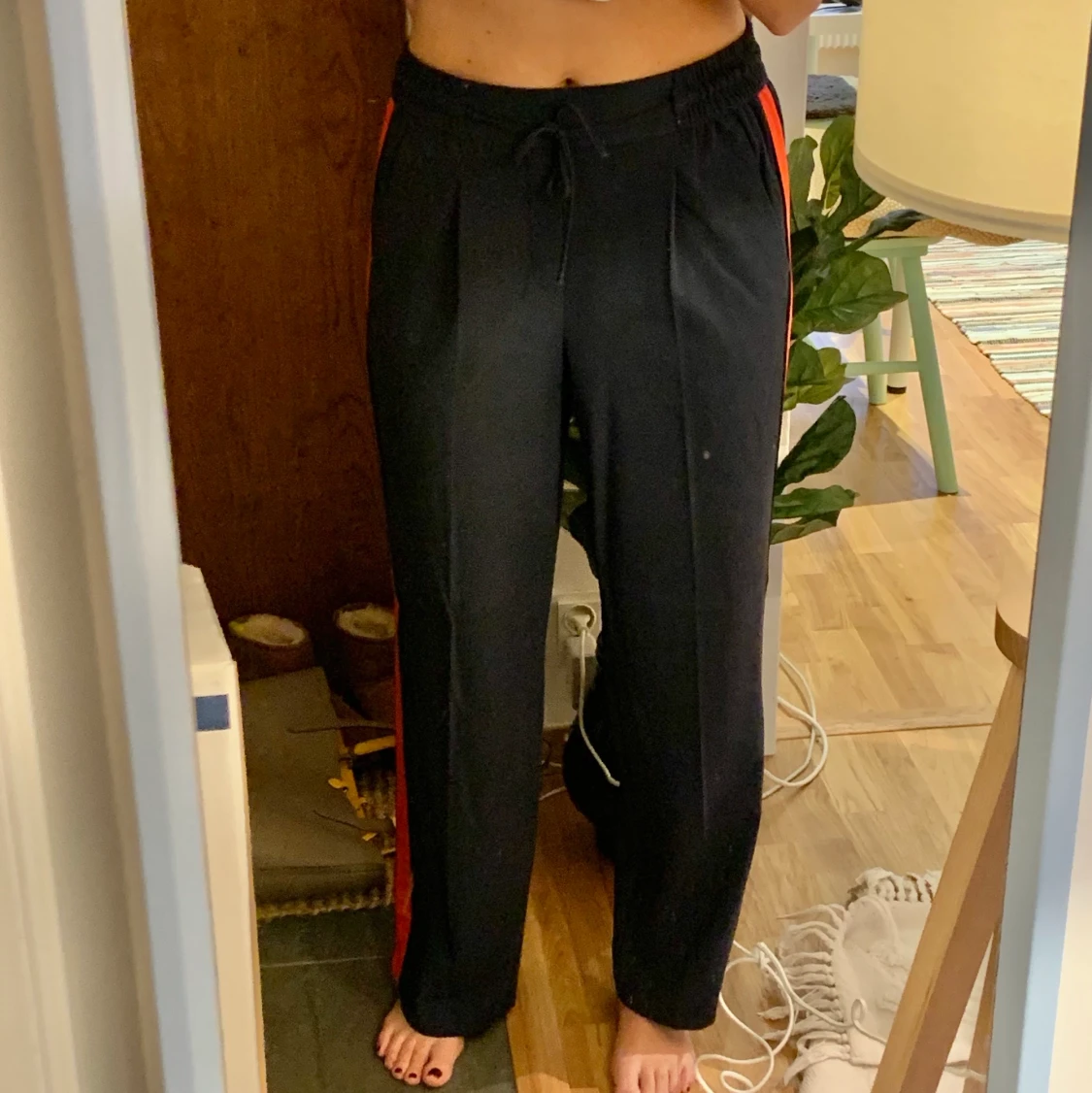 Marinblå byxor med röda ränder