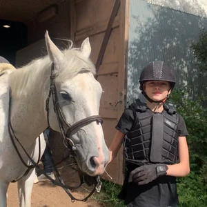 Ridhjälm  - Ridhjälm från hööks köpte den för 800kr och nu säljer jag den för 350kr kan sälja den för billigare pris vid snabt köp💗