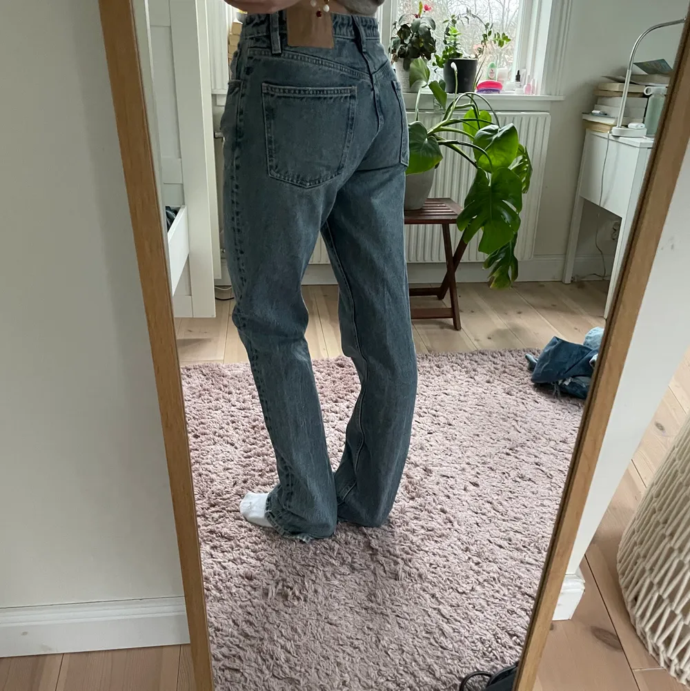 Säljer dessa jättesnygga mid-Rise straight gråblå jeans från zara. . Jeans & Byxor.