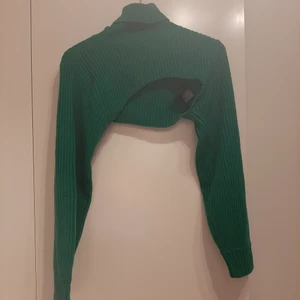 Grön croppad tröja från HM  - Grön croppad stickad tröja, populär men inte min stil 🤗