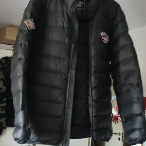 Åkta polo dunjacka - I mycket bra skick och passar s_l beror på hur man vill ha på sig.bra till alla årstider.