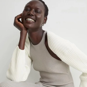 Kofta - Säljer denna trendiga kofta då jag redan har fler liknande😊 Den är köpt på H&M i storlek M och sitter väldigt fint på mig som i vanliga fall har S. Skriv för fler bilder!💞