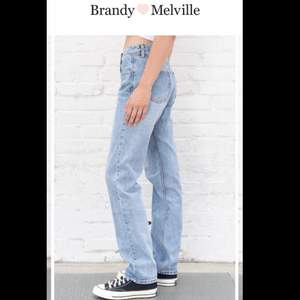 Ett par najs lågmidjade jeans från brandy Melville i storlek M med slitning på ena knät! !De är 80cm långa och 40cm i midjan mätt från kant till kant. Hör av dig vid fler frågor, har inga bilder med dem på