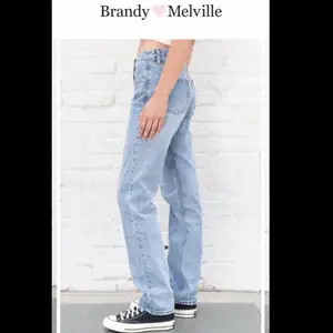 Ett par najs lågmidjade jeans från brandy Melville i storlek M med slitning på ena knät! !De är 80cm långa och 40cm i midjan mätt från kant till kant. Hör av dig vid fler frågor, har inga bilder med dem på