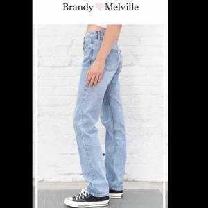 Lågmidjade jeans brandy Melville  - Ett par najs lågmidjade jeans från brandy Melville i storlek M med slitning på ena knät! !De är 80cm långa och 40cm i midjan mätt från kant till kant. Hör av dig vid fler frågor, har inga bilder med dem på