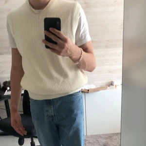 Väst - Säljer min väst från Zara, prislapp sitter kvar. Nypris 400kr. Mitt pris 249kr. 