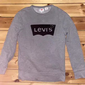 Levi’s sweatshirt                                                            Storlek XS passar 164-170 cm                                       Utmärkt skick