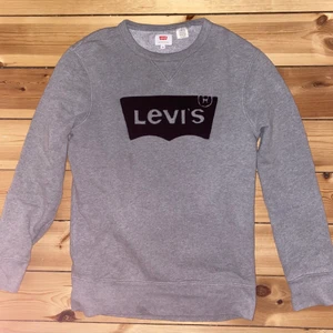 Levi’s sweatshirt storlek XS - Levi’s sweatshirt                                                            Storlek XS passar 164-170 cm                                       Utmärkt skick