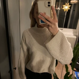 Stickad tröja - Säljer denna fina vita stickade tröjan med hög krage från gina tricot. Det är en gammal modell som inte säljs längre vad jag kan hitta. Den är använd men har inga hål eller liknande!🤍 Kan hämtas eller mötas upp runt lund, annars står köparen för frakten! Nypris: 300kr