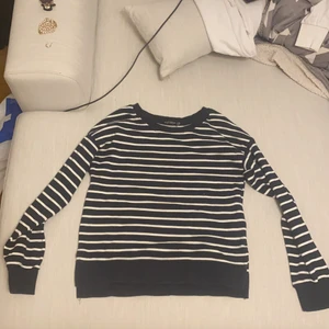  Bershka randig tröja - Långärmad randig tröja. från Bershka i storlek xs. Marinblå och vit.