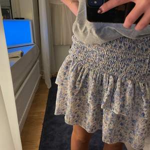 Söt volang kjol från loavies i storlek S. 