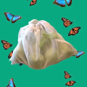 Fruktpåse  - Super fin handgjord fruktpåse.  Istället för att använda plastpåsar när du handlar frukt & grönt kan du istället använda dessa tygpåsar om och om igen.   -Miljövänligt tyg -Väger väldigt lite  -Tål att packas med tyngre grönsaker.  -Handgjord i Sverige  • Frakt: Jag skickar min produkt i försändelsekuvert gjorda av papper och bubbelplast på insidan som du enkelt kan ta bort och återvinna. • Om säljaren WonderlandStore på etsy: Jag är en 22 -årig tjej från Sverige som har virkat sedan jag var ca9