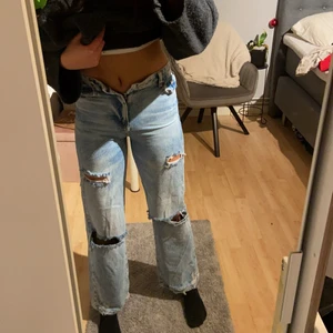 90’s jeans bershka - Jeans från Bershka använda endast 1 gång så i nyskick. Sitter väldigt fint, dock för tajta runt midjan på mig. Jag är cirka 1,74 cm lång. 