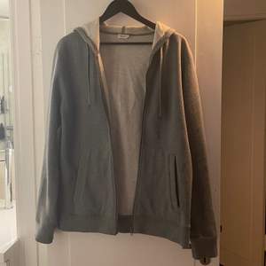 Supersnygg grå hoodie från Filippa K. Mycket bra skick, storlek medium.