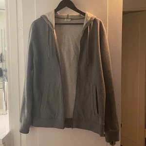 Grå hoodie från Filippa K - Supersnygg grå hoodie från Filippa K. Mycket bra skick, storlek medium.