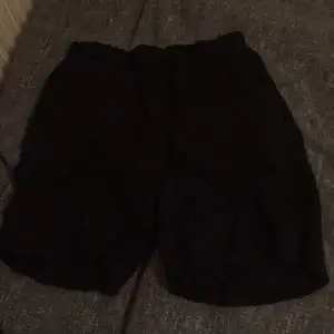 Svarta shorts fint skick , hämtas i Eslöv