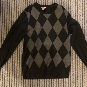 Rutig tröja - Rutig tröja köpt på plick! Storlek s och den sitter som en s. Köparen står för frakten. Kontakta via intresse eller frågor.