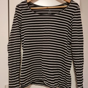 Stripped shirt  - Loose fit, sitter dock fortfarande som M