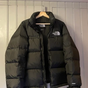 The North face-jacka  - Säljer min nyligen köpta The North Face-jacka. Fint skick! Storlek M herr. Köp direkt för 1900kr eller buda från 1000kr. 
