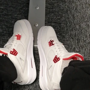 Jordans 4s - Säljer mina jordans 4or metalic red den har riktigt har kvitto o allt kvar har använt dom några ggr men ff jätte rena o fina köpte dom för 4000kr men säljer dom för 2000