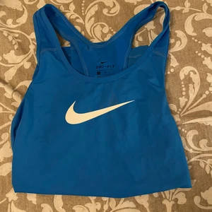 Nike linne - Nike linnen, blå( M) , grå (M) och persiko/ orange/rosa (Xs) . Jag skulle säga att alla är som S. 80kr styck eller alla för 200kr 