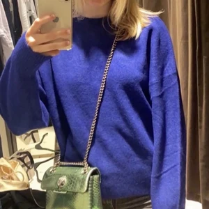 Blå stickad tröja💗 - LÅNAD BILD!!!! Så himla söt och SKÖN tröja från zara som inte kommer till användning längre💗den är i jättebr skick och är så härlig på vintern men även på sommaren en sval kväll!!