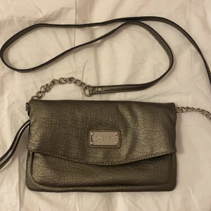 Väska Nine West - En väska med många fack. Vill du att ja skickar den så står du för frakten 