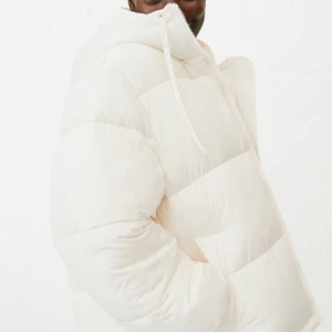 Vit pufferjacka - ❗️Intressekoll❗️ på min vita puff jacka från hm. Endast testad en gång, så i nyskick! Slut i dom flesta storlekarna. Älskar denna men den är för stor då jag tog en M men är en xs. Kvitto finns. Kan byta mot annan färg💗