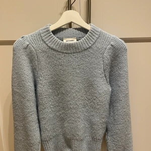 Ljusblå stickad tröja från Monki,Strl XS - Bra i storleken, har man vanligtvis XS så passar den bra, den är helt oanvän, där med fint skick. Superfin tröja, inte sliten alls. Aldrig använd. Köptes för 400kr 