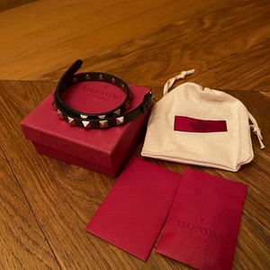 Valentino armband - Ett militär grönt dubbelarmband från Valentino. Användes sparsamt, i bra skick. 