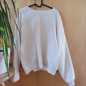 Beige sweatshirt - Jättefin, beige sweatshirt från ASOS🤎 Sitter jättefint, lite oversized. Pris kan diskuteras!