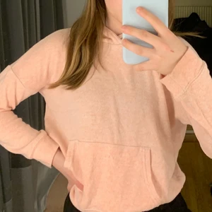 Hoddie -  STORLEKEN ÄR 134/140 MEN PASSAR MIG MED 152/XS! Rosa hoddie man ser lite igenom men om man har en T-shirt så blir det toppen. Stretchigt material. Den har en luva och även en ficka.
