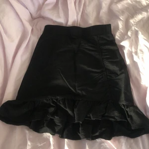 Kjol - En svart kjol från Gina tricot. Köpte den för 299 kr i somras och den är i väldigt bra skick! Skriv för fler bilder💞💞
