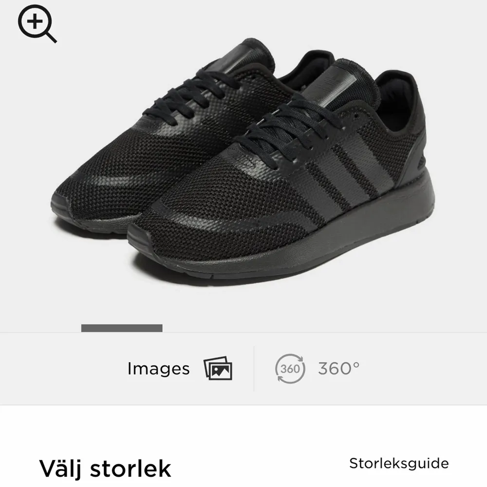 Säljer mina svarta Adidas skor nu då dem ej kommer till användning. Dem är i strl. 36. Använd ett par gånger bara så dem är i ett fint skick. Finns i Kalmar men kan skickas då köparen står för frakten.. Skor.