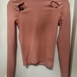 Rosa tröja - Fin ljusrosa tröja från Gina tricot som endast har testats.  Skriv privat till mig ifall du vill ha fler bilder eller se plagget på. Kunden står för frakten. 