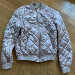 Rosa jacka  - Glansig rosa bomberjacka från HM. Knappt använd. Mycket fint skick.💕