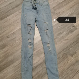 Strl 34  - Möts upp eller skickas mot portokostnad samfraktar givetvis 🥰