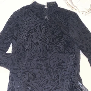 Svart genomskinlig topp - En supersöt festlig topp som är genomskinlig så det behövs tex en fin bh under. Den är sparsamt andvänd och har utsvängda armar❤️