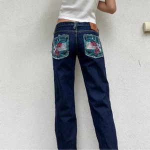 Lågmidjade jeans - Skit snygga lågmidjade jeans med skit coola detaljer på fickorna🙏🏼 (lånade bilder) köpte på plick men passade tyvärr inte mig😩 💕passar en 34/36 och passar i längden på mig som är 173🌟HÖGTS BUD: 350kr