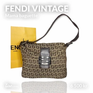 Fendi vintage monogram  - Fendi baguette vintage  Märke: Fendi Model : baguette Måttet : 24 x 19 12 cm Skick : väskan i bra skick  Det finns lite sliten (bild 2) serienummer är borta pga åldern  Papperskasse ingår   frakt - Postnord Spårbart   Tar inte emot retur , titta noga på bilderna