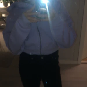Super snygg kort hoodie med dragkedja  - Super snygg lila Hoodie med dragkedja, säljer pågrund av att den aldrig använs😌